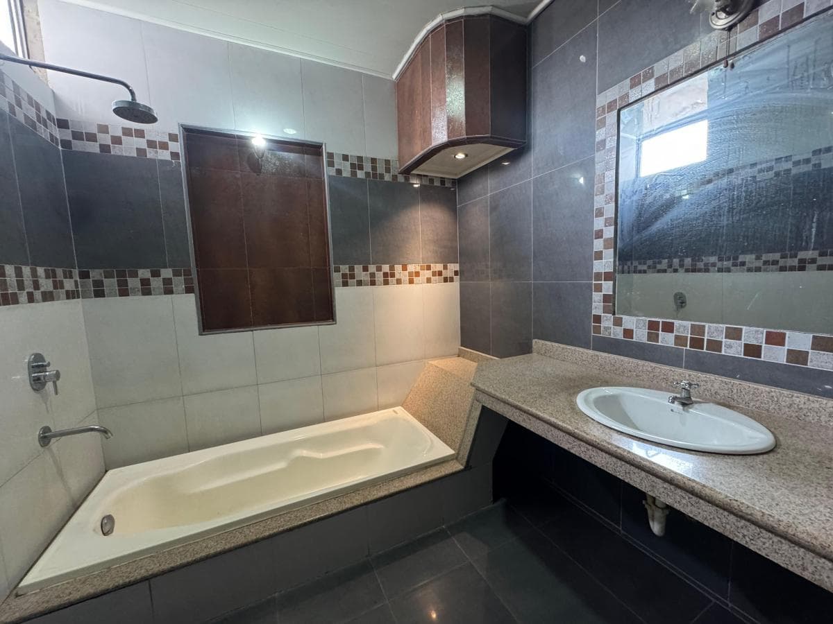 En Venta Casa en Cdla. El Cóndor en Norte de Guayaquil. Guayas — imagen 5