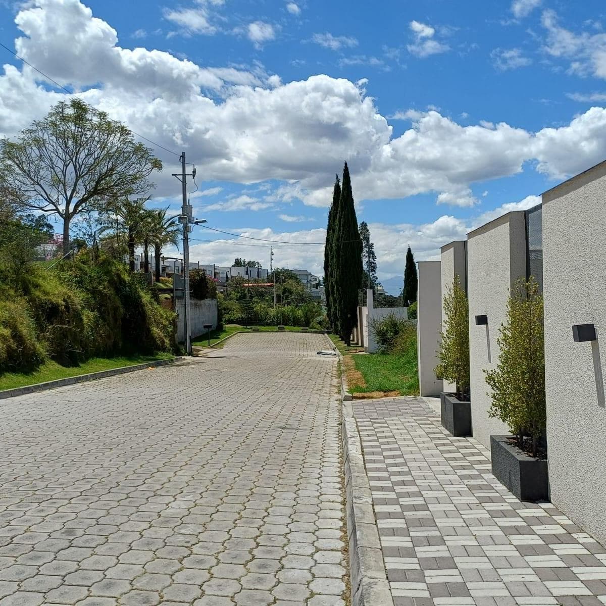 Exclusivo Departamento en Venta de 3 Dorm. con Patio Privado en Yanazarapata - Cumbayá — imagen 1