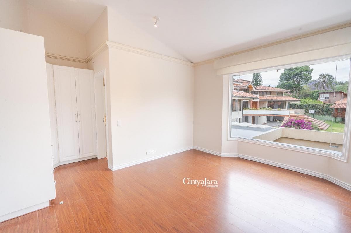 Casa en Venta, Cumbaya, Urbanización de Lujo, 4 Dorm. y Piscina — imagen 3
