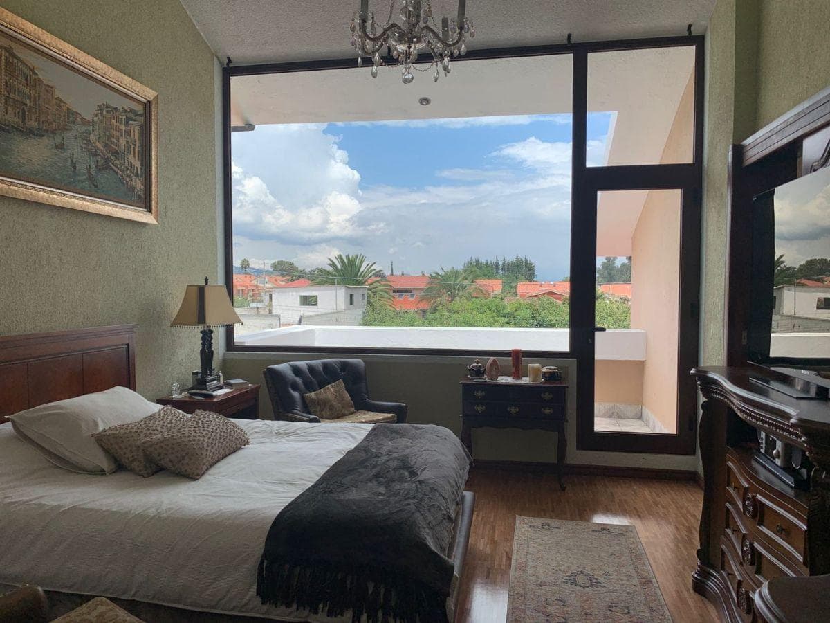 Elegante Residencia Esquinera con Amplio Jardín y Estudio Independiente en Urbanización Privada — imagen 1