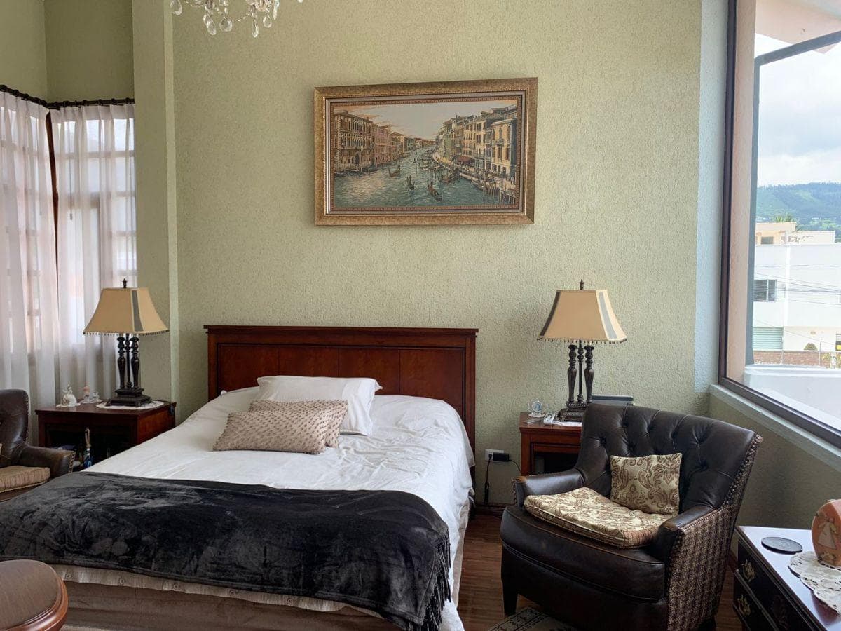 Elegante Residencia Esquinera con Amplio Jardín y Estudio Independiente en Urbanización Privada — imagen 10