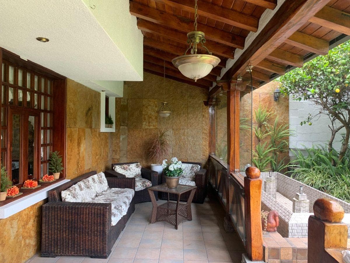 Elegante Residencia Esquinera con Amplio Jardín y Estudio Independiente en Urbanización Privada — imagen 5