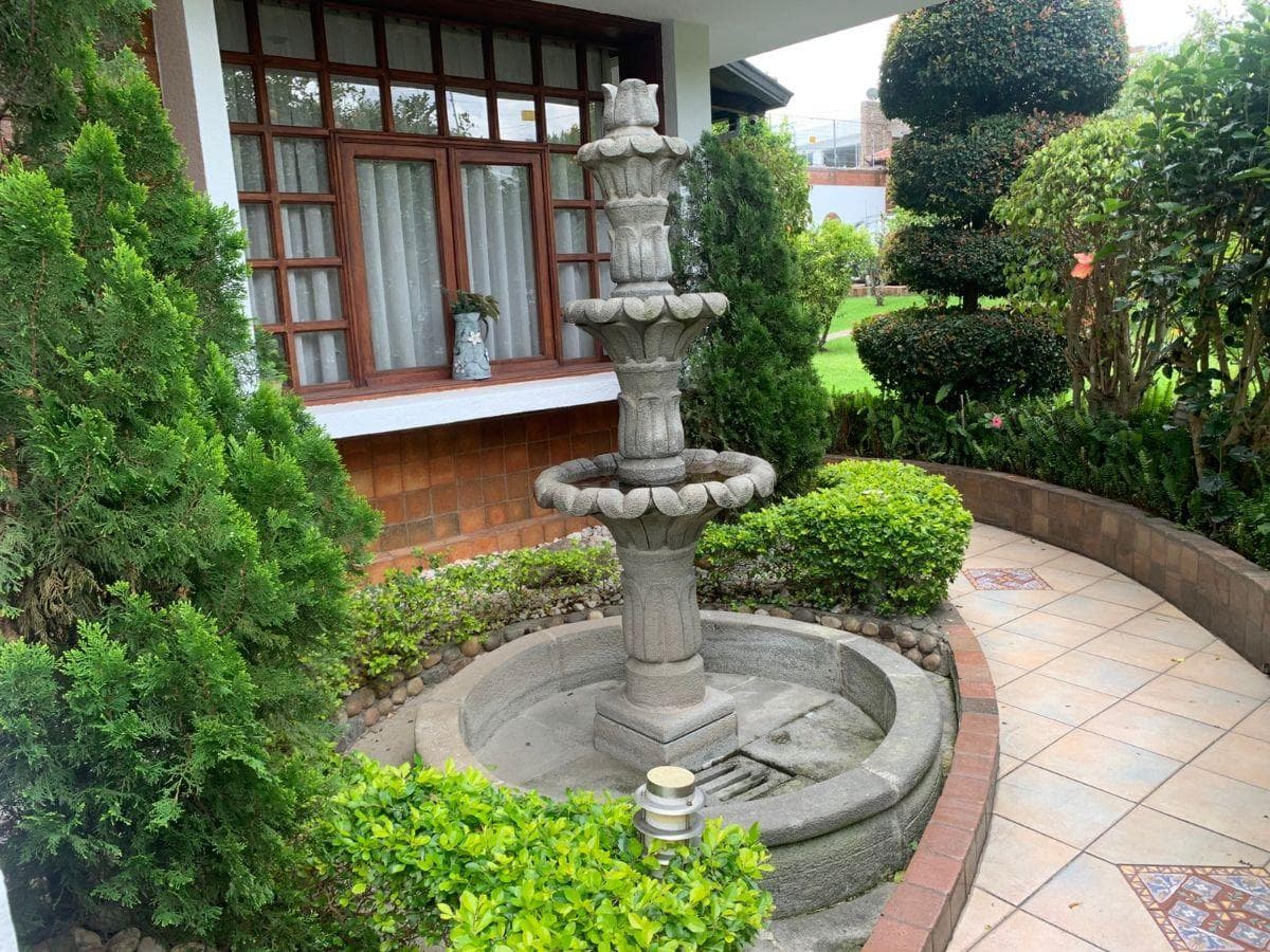 Elegante Residencia Esquinera con Amplio Jardín y Estudio Independiente en Urbanización Privada — imagen 4
