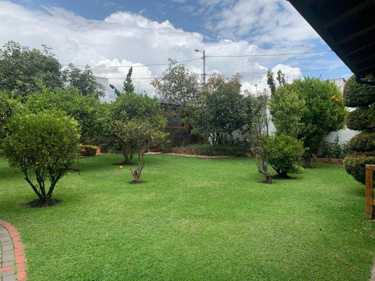 Elegante Residencia Esquinera con Amplio Jardín y Estudio Independiente en Urbanización Privada — imagen 2