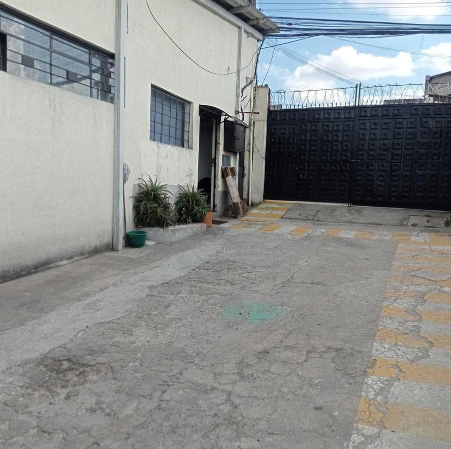 Se Vende Terreno con 4 Galpones, Sector Norte de Quito. Uso Industrial. Provincia de Pichincha — imagen 1