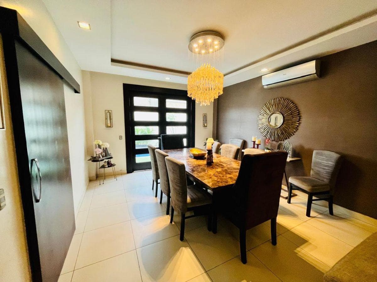 Samborondón, Vendo Casa, 4 Habitaciones + Estudio + Piscina, Guayas — imagen 8