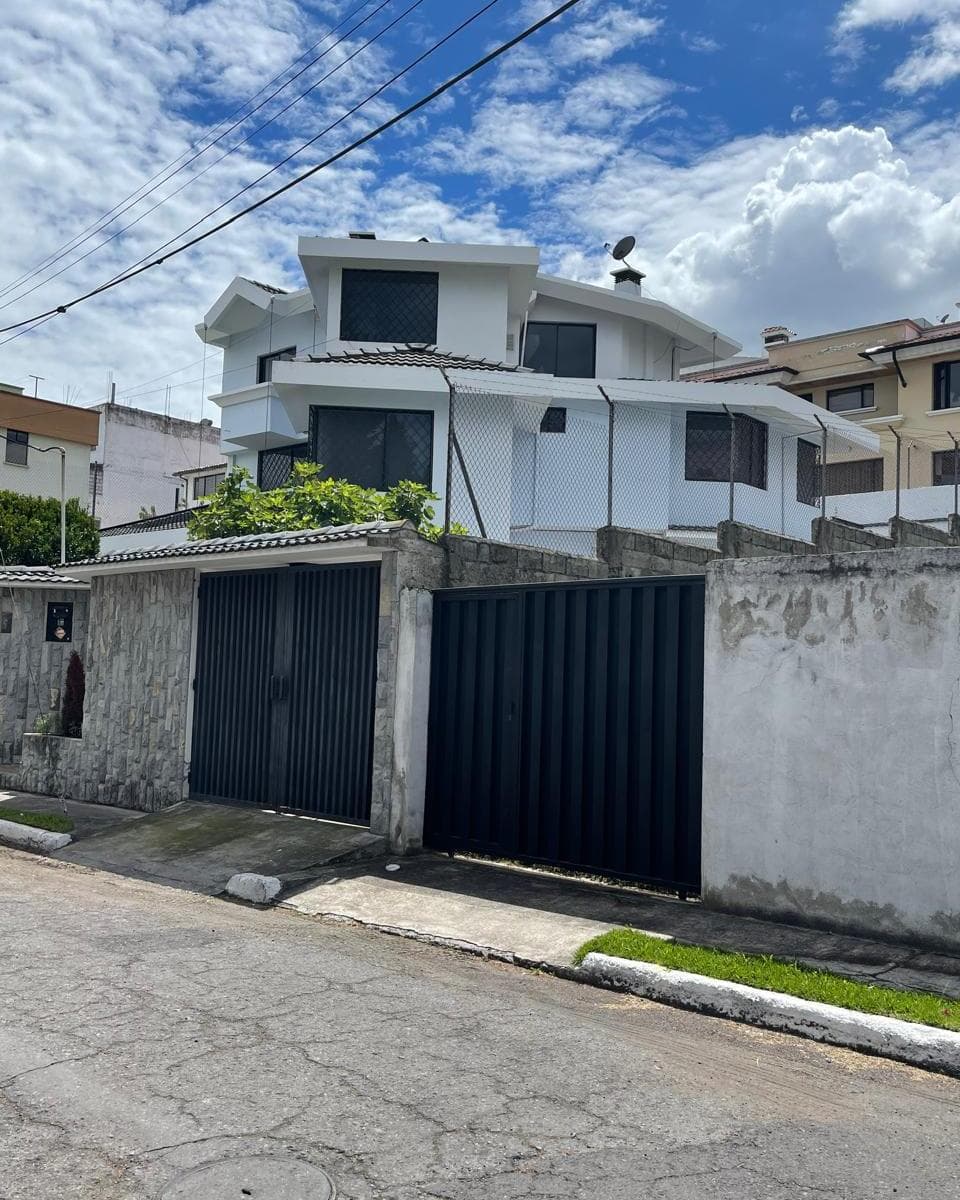 Se Vende Casa Dentro de Urbanizacion Sector San Isidro del Inca — imagen 1