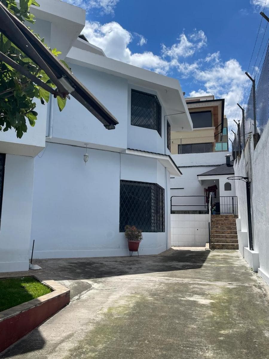 Se Vende Casa Dentro de Urbanizacion Sector San Isidro del Inca — imagen 9