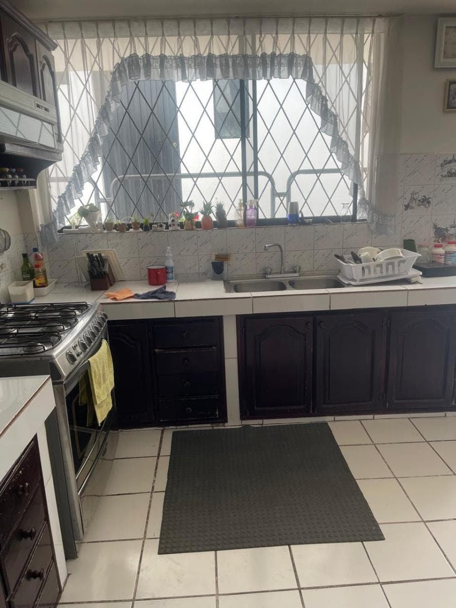 Se Vende Casa Dentro de Urbanizacion Sector San Isidro del Inca — imagen 3