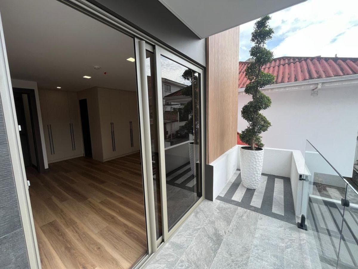 Dúplex por Estrenar con Terraza y Balcón, Excelente Ubicación, Azuay — imagen 6
