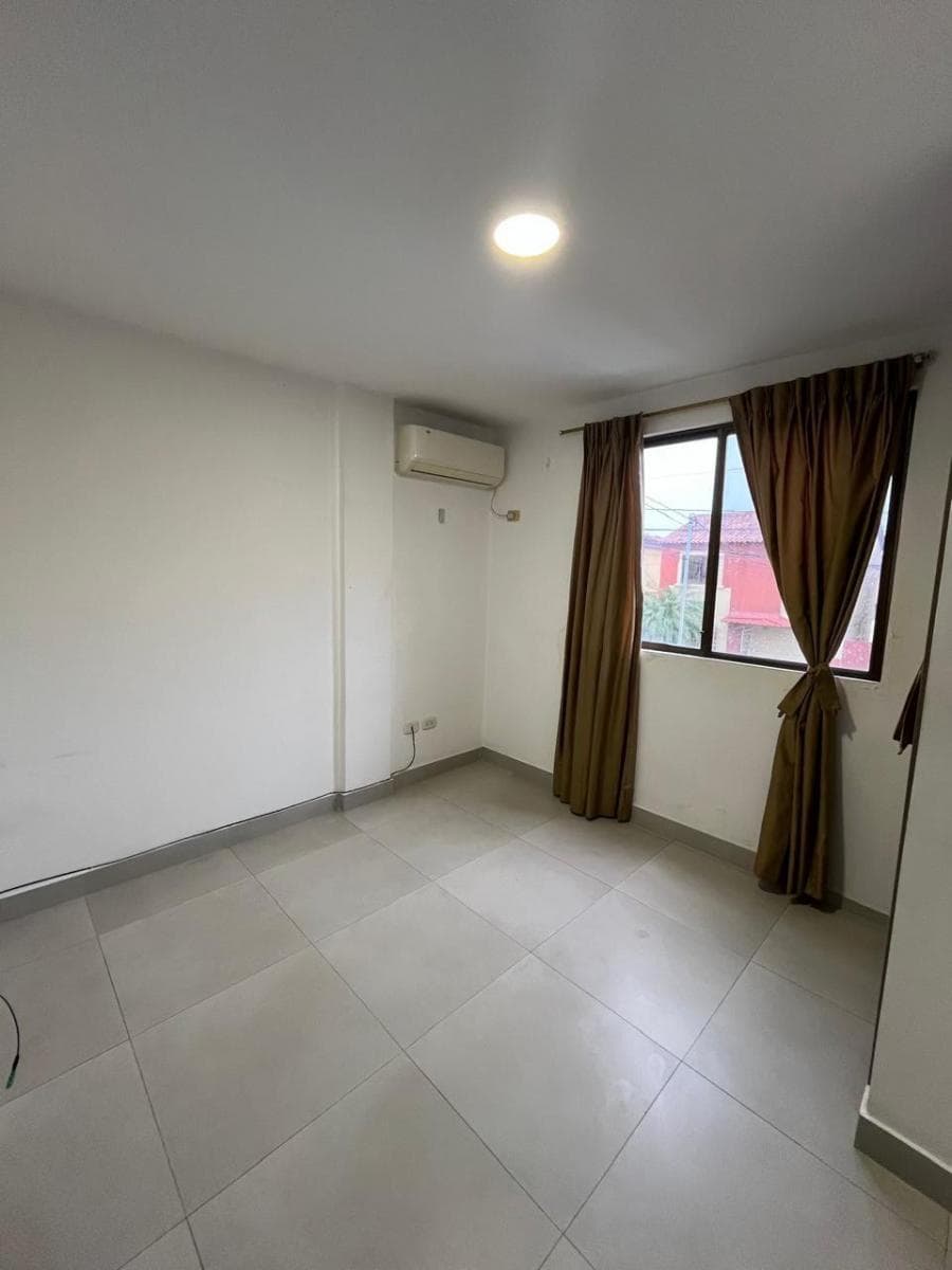 Casa en Venta Ubicada en La Urbanización La Joya, Etapa Rubí, Guayas — imagen 4