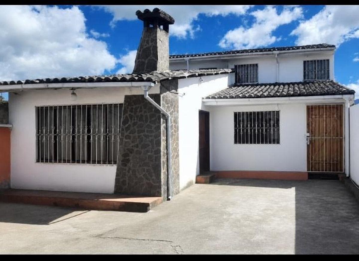 Propiedad de Oportunidad con Casa Principal y Dos Suites en Machachi — imagen 1
