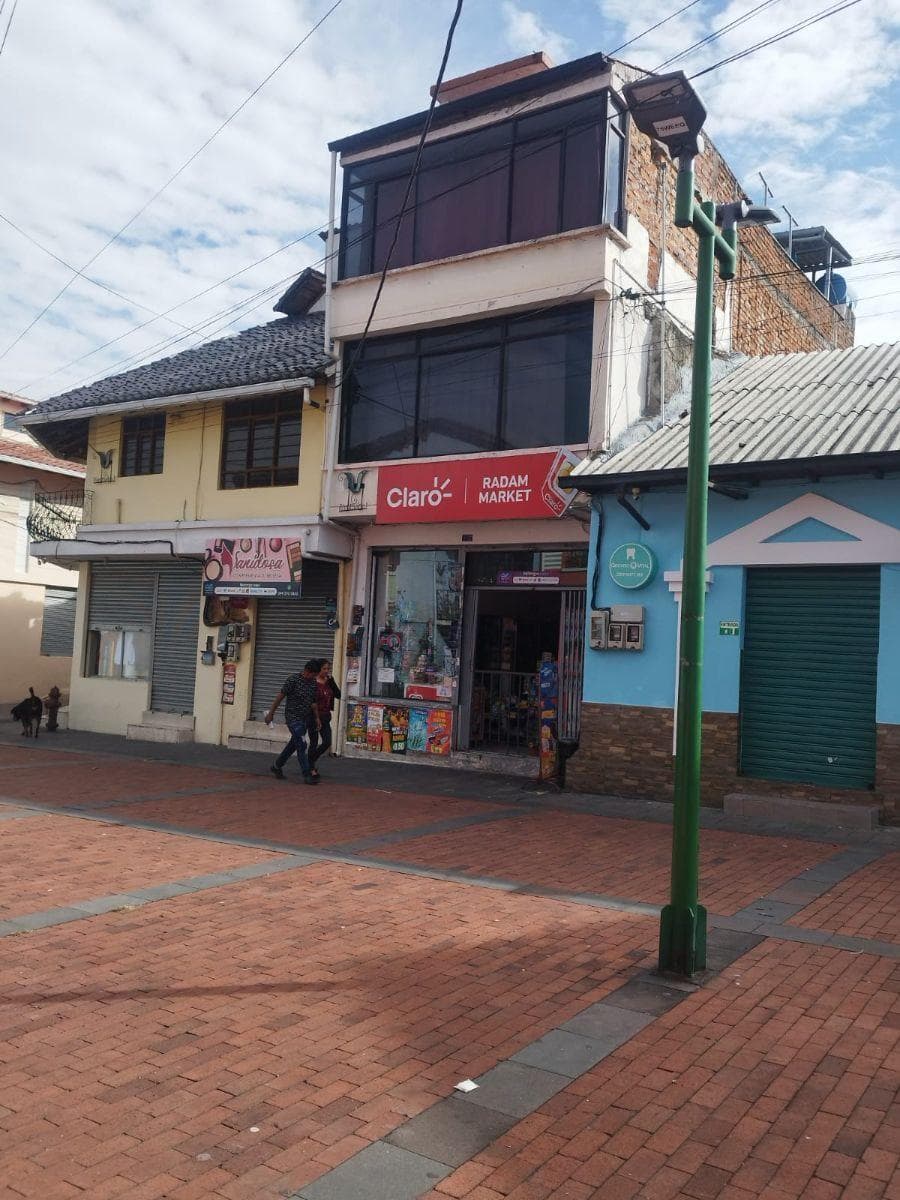 Casa con Local Comercial en El Centro de Sangolquí — imagen 1