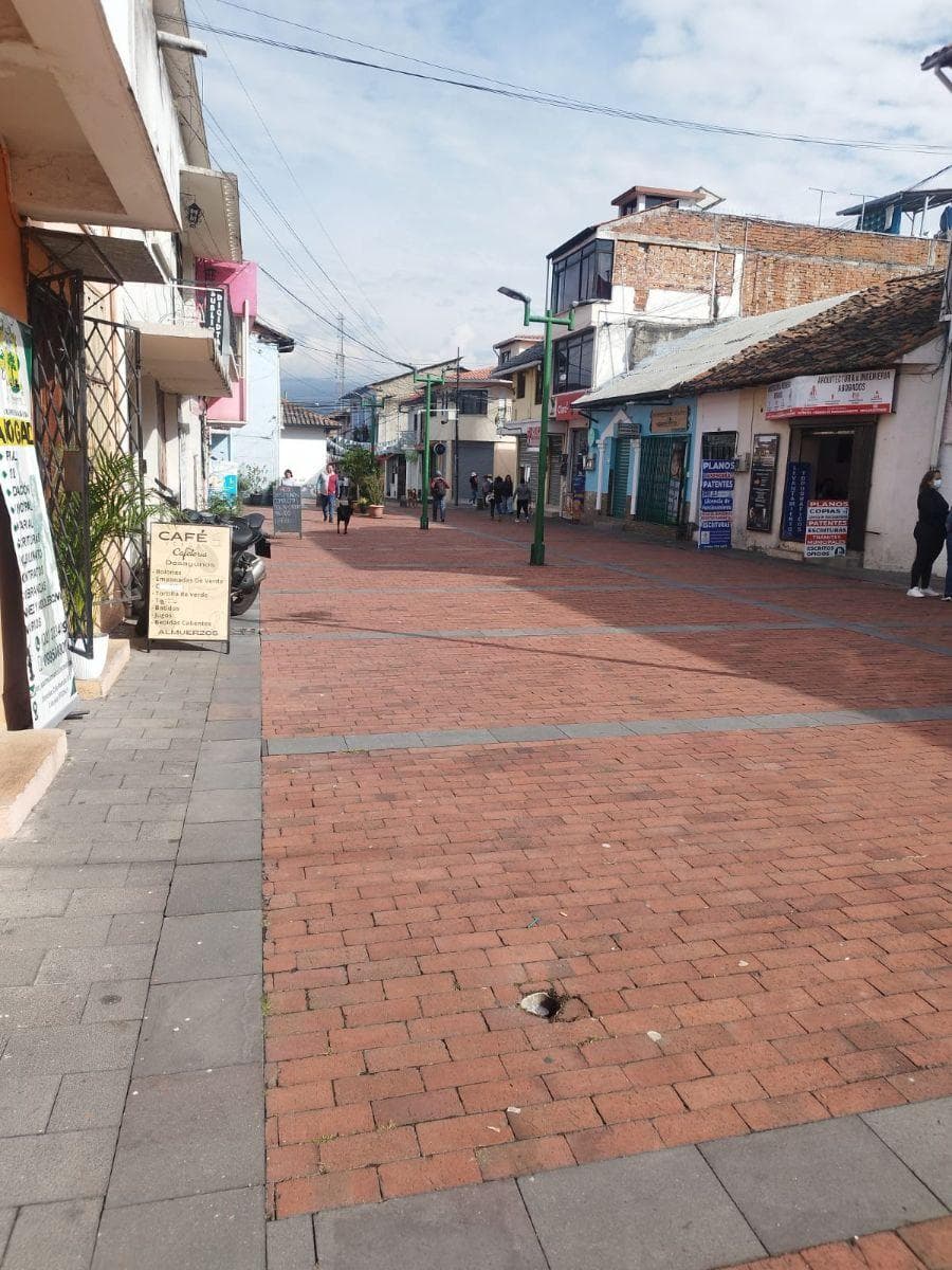 Casa con Local Comercial en El Centro de Sangolquí — imagen 2