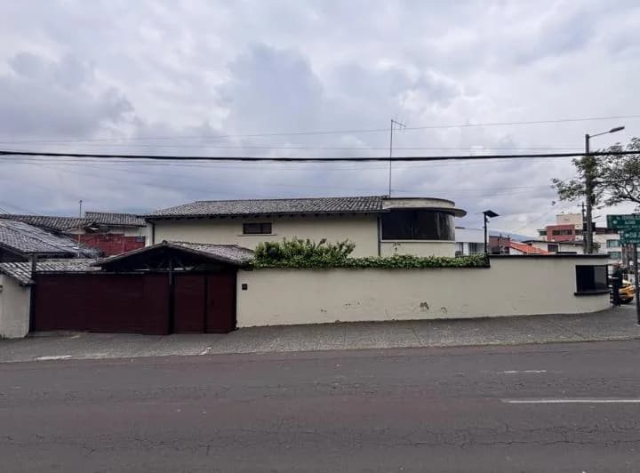 Venta Casa Quito en La Eloy Alfaro y José Puerta (Ideal Para Constructores) — imagen 1