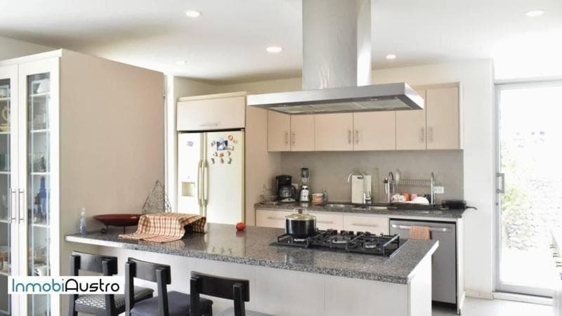 Cerca del Hospital del Iess, Venta de Hermosa Casa con Vista a La Ciudad, Azuay — imagen 4