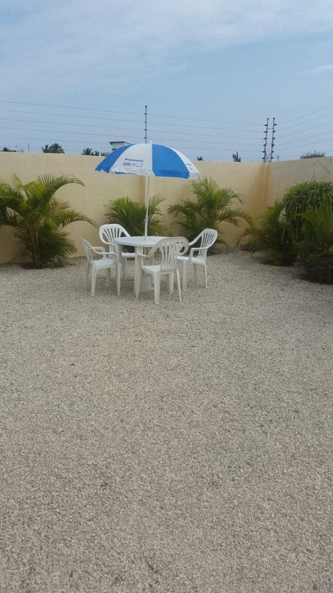 Venta de Casa de 213 m en Urbanización Cerrada, 2 Dorm. en Playas. en La Vía Playas Data, Guayas — imagen 2