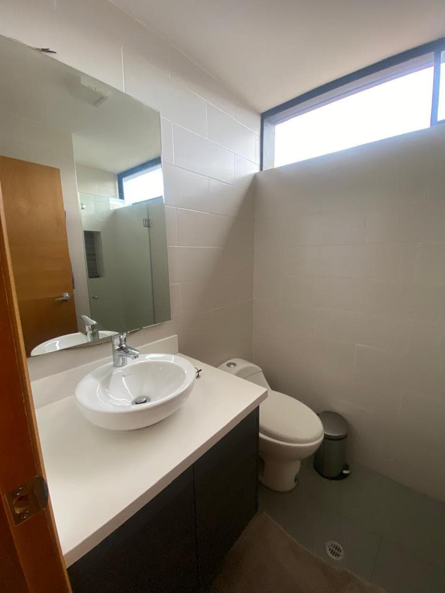 Hermosa Casa de Venta en Nayón, Segura, Moderna, No Adosada, Amplio Jardín Pr — imagen 7