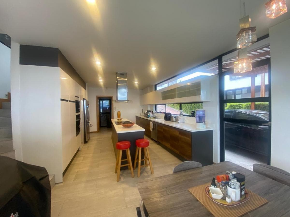 Hermosa Casa de Venta en Nayón, Segura, Moderna, No Adosada, Amplio Jardín Pr — imagen 4