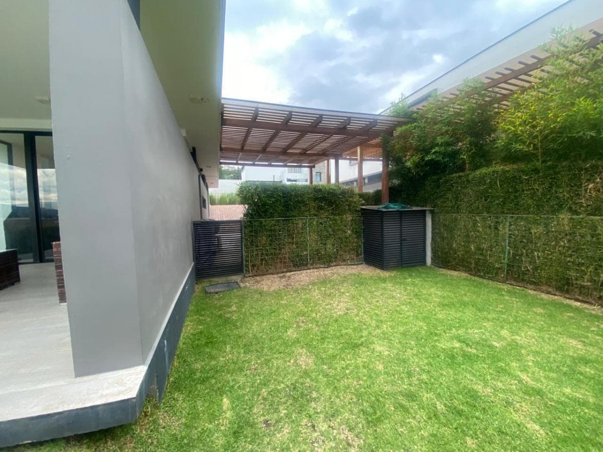 Hermosa Casa de Venta en Nayón, Segura, Moderna, No Adosada, Amplio Jardín Pr — imagen 3