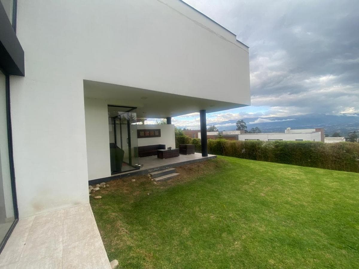 Hermosa Casa de Venta en Nayón, Segura, Moderna, No Adosada, Amplio Jardín Pr — imagen 2