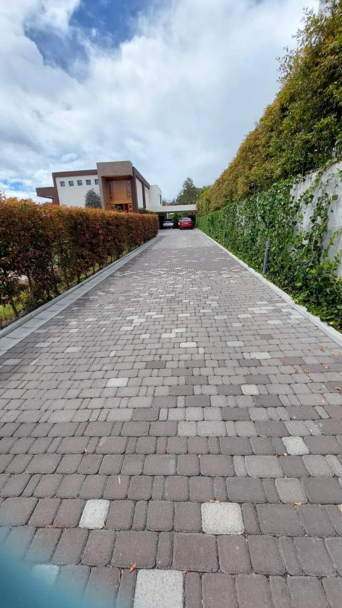 Hermosa Casa Dentro de Urbanizacion con Areas Verdes — imagen 3