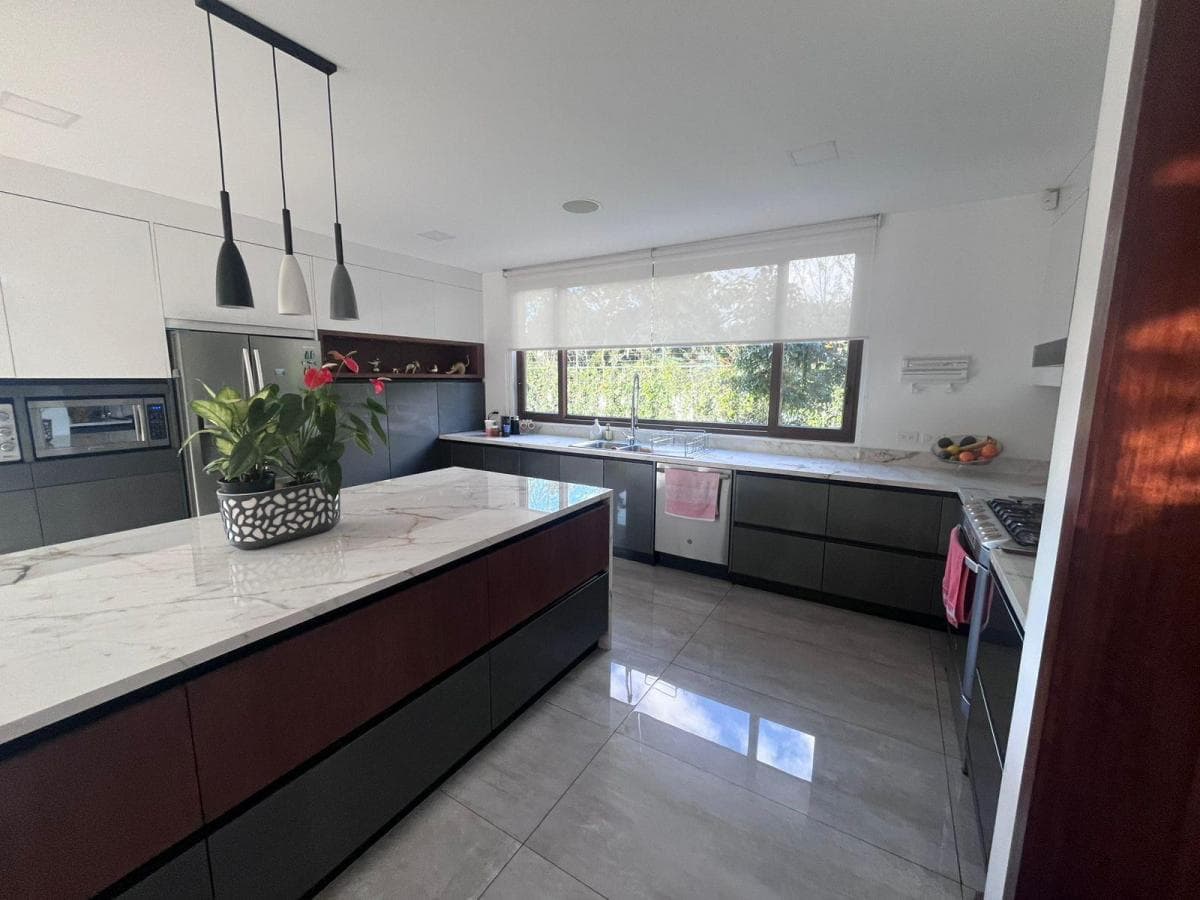 Hermosa Casa Dentro de Urbanizacion con Areas Verdes — imagen 2