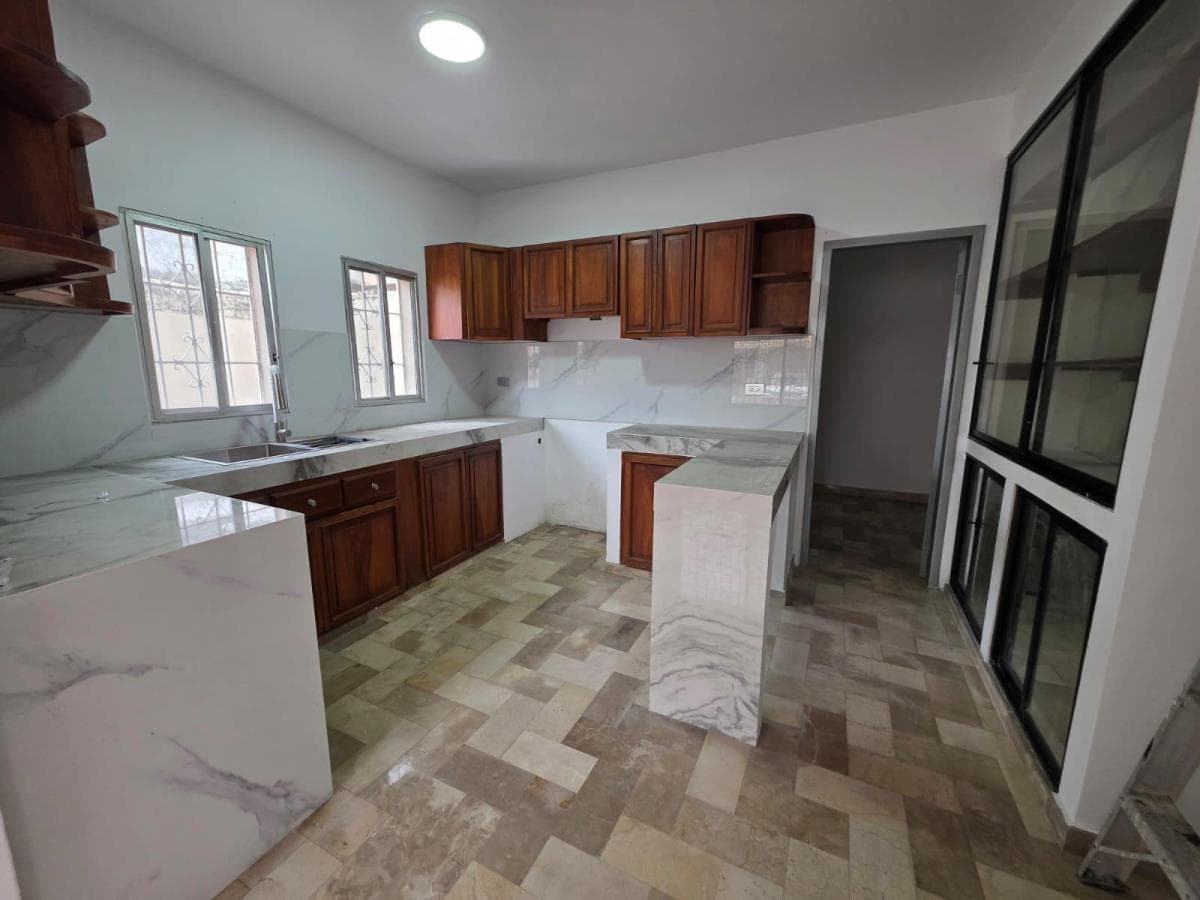 Casa en Venta Full Remodelada de 4 Habitaciones en Alborada 8ava Etapa - Norte Gye, Guayas — imagen 4