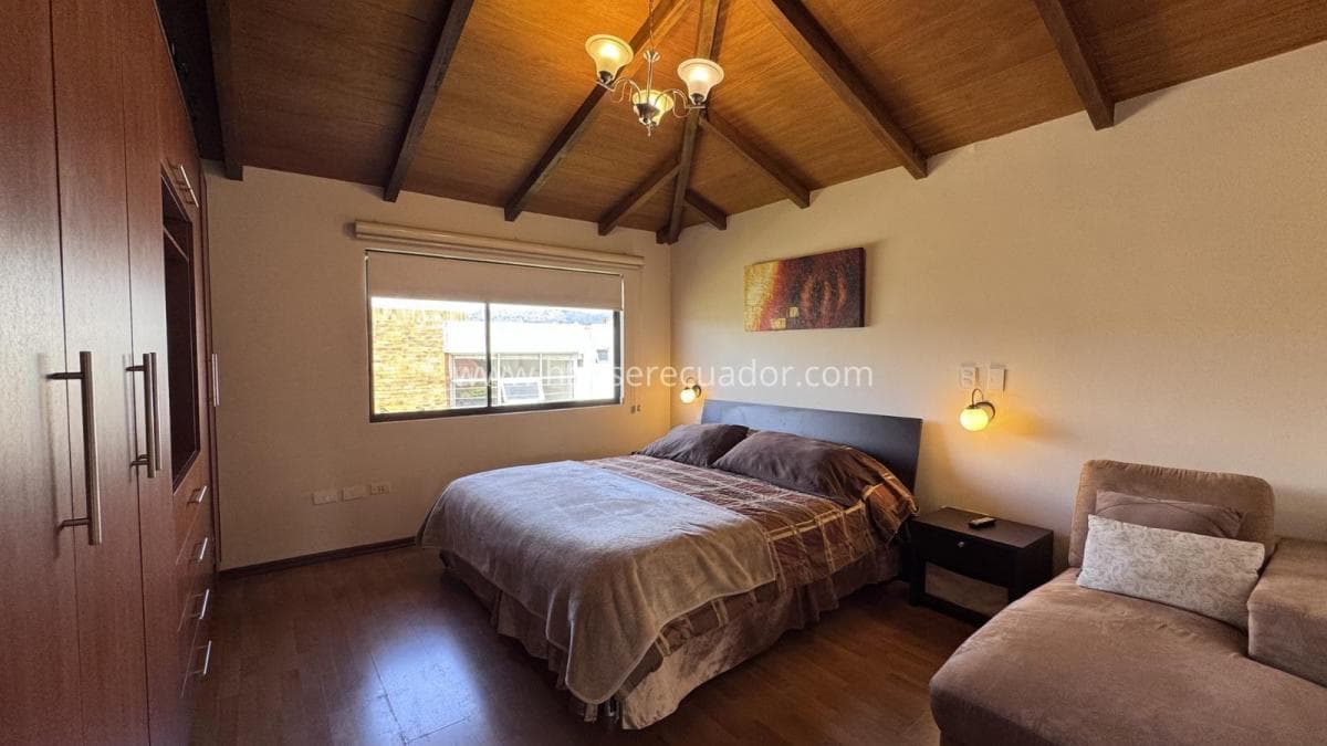 Casa de Venta Remodelada | 3 Habitac. | Amplias Áreas Verdes | Seguridad 24/7 | Sector Residencial — imagen 3