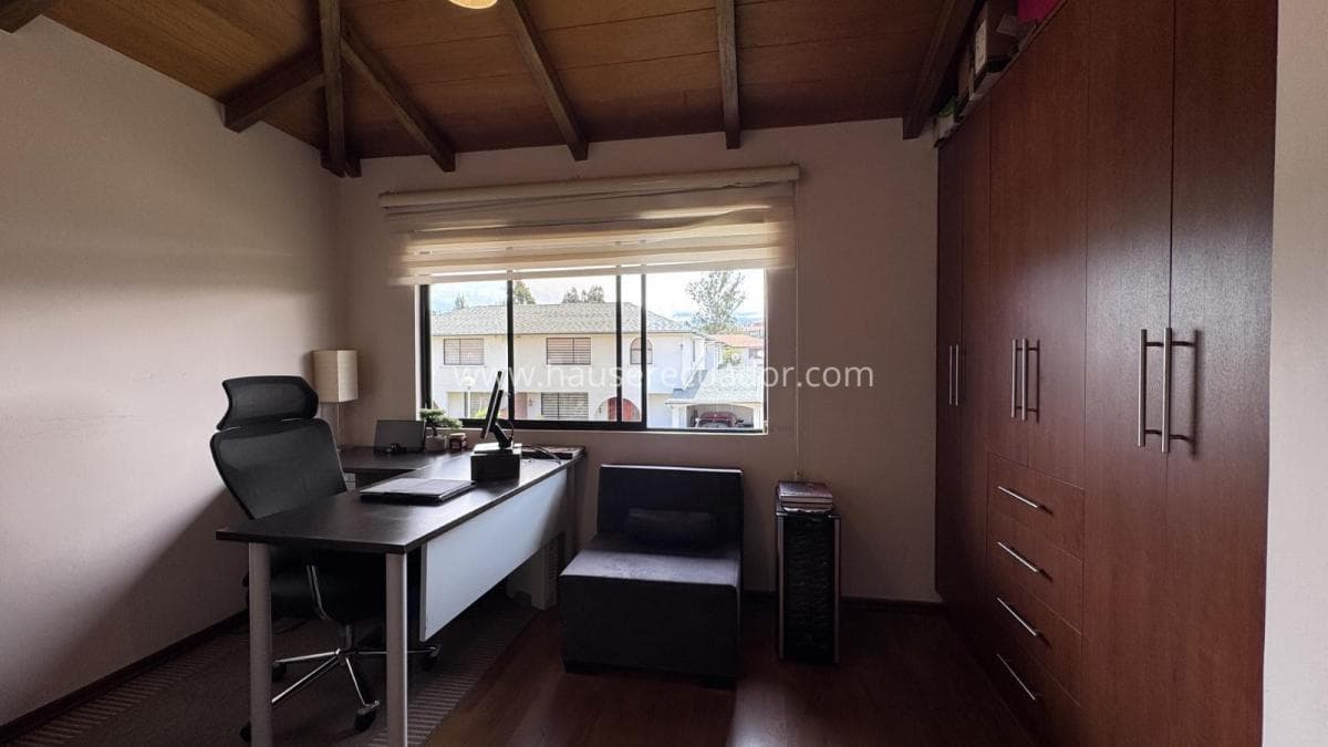 Casa de Venta Remodelada | 3 Habitac. | Amplias Áreas Verdes | Seguridad 24/7 | Sector Residencial — imagen 2