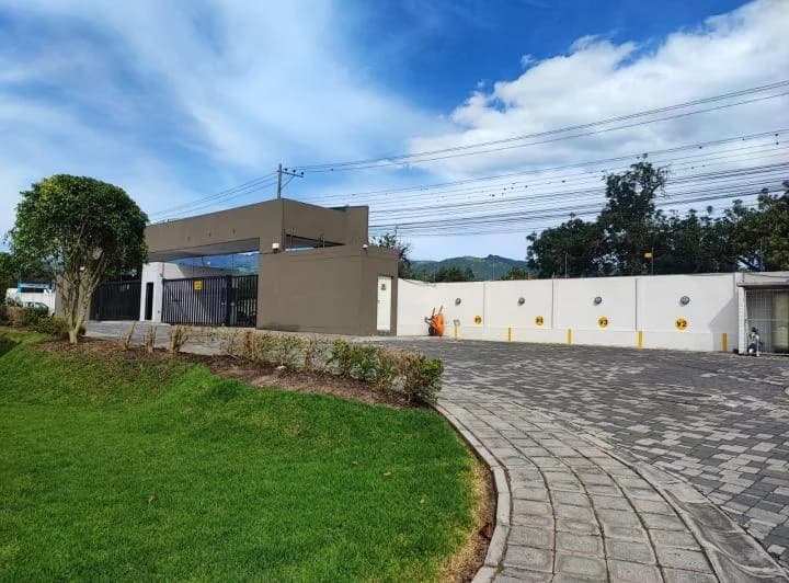 H/ Puembo, Terreno Unifamiliar en Venta Dentro de Urbanización Privada. Provincia de Pichincha — imagen 1