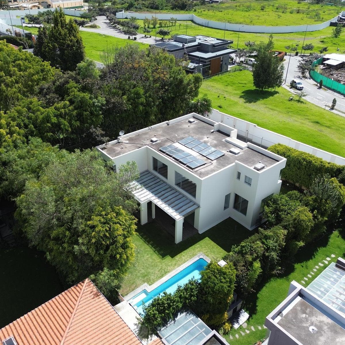Casa de Venta Dentro de Urbanización Segura en El Sector de San Patricio, Cumbayá — imagen 1