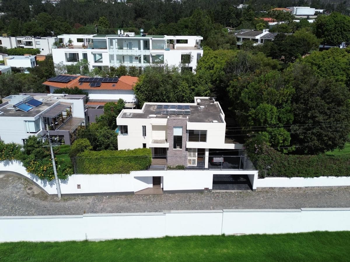 Casa de Venta Dentro de Urbanización Segura en El Sector de San Patricio, Cumbayá — imagen 4