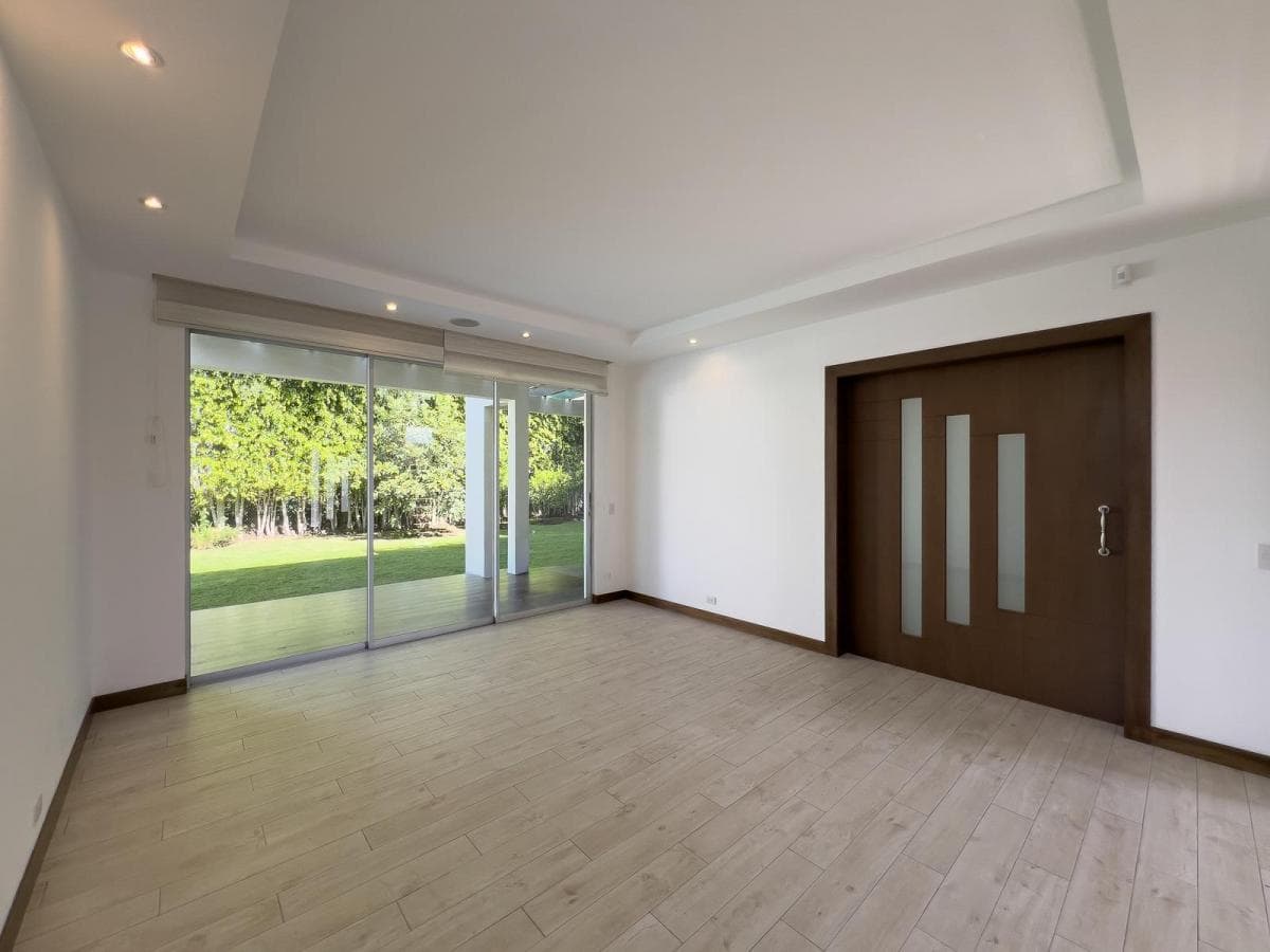 Casa de Venta Dentro de Urbanización Segura en El Sector de San Patricio, Cumbayá — imagen 2