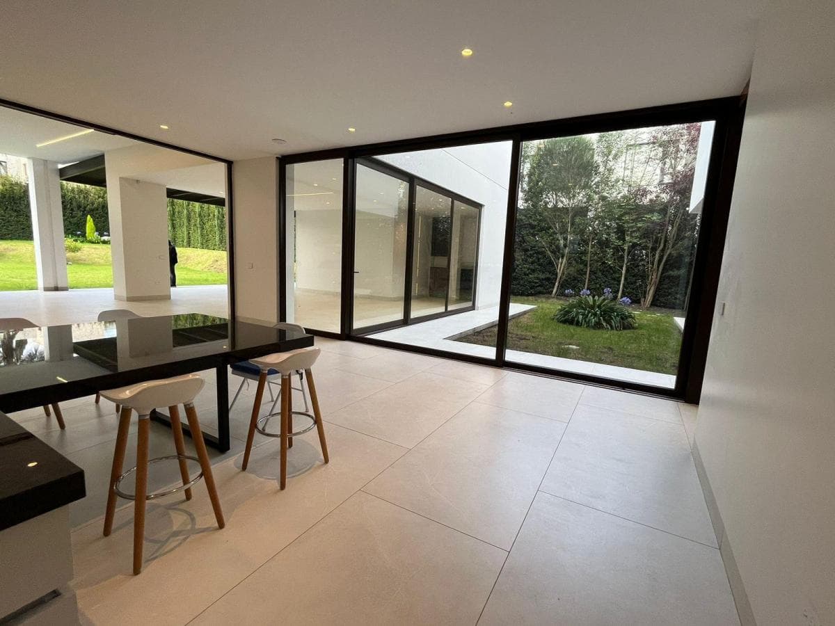 Casas de Venta en Cumbayá a Estrenar con Ascensor y Jardín — imagen 7