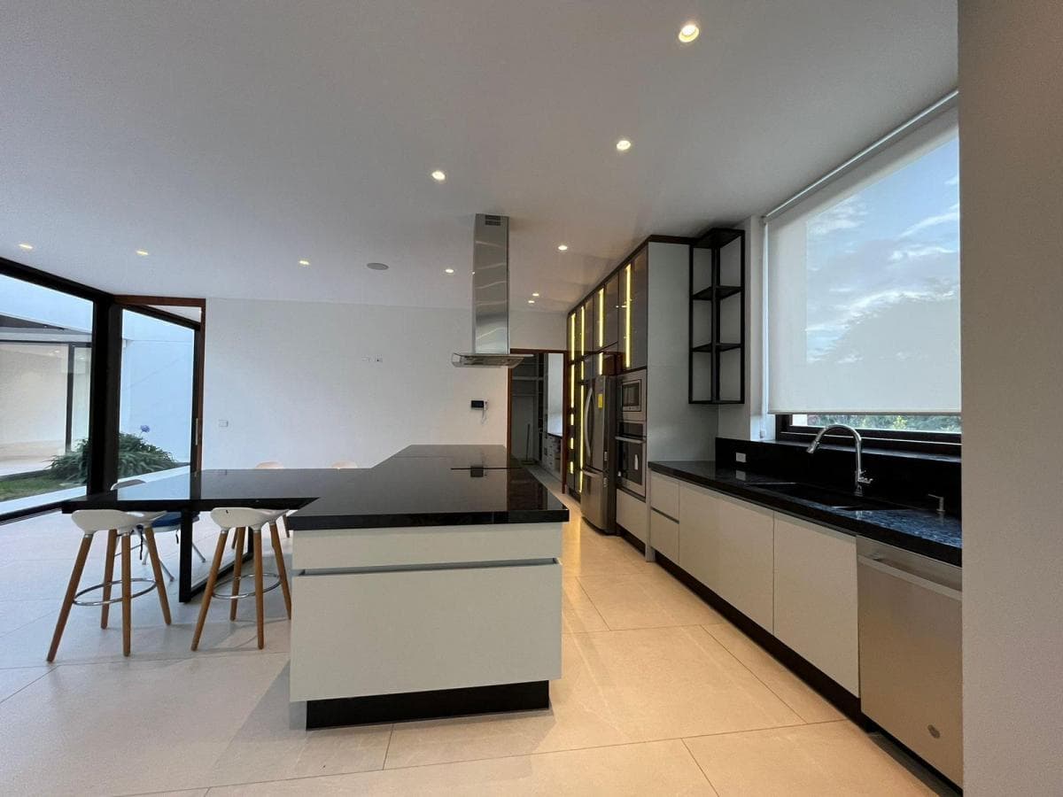 Casas de Venta en Cumbayá a Estrenar con Ascensor y Jardín — imagen 5