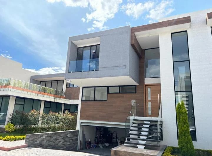 Sector Cumbaya, en Venta Casa 4d, 218 m², Dos Pisos, con Patio, en Conjunto Privado — imagen 1