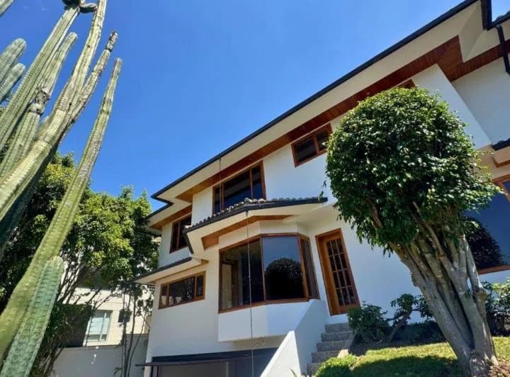 Venta de Amplia Casa en Cumbaya — imagen 1
