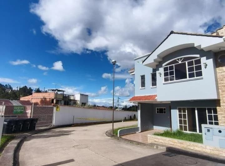 Casa Venta Cuenca Urbanizacion La Victoria, Azuay — imagen 1