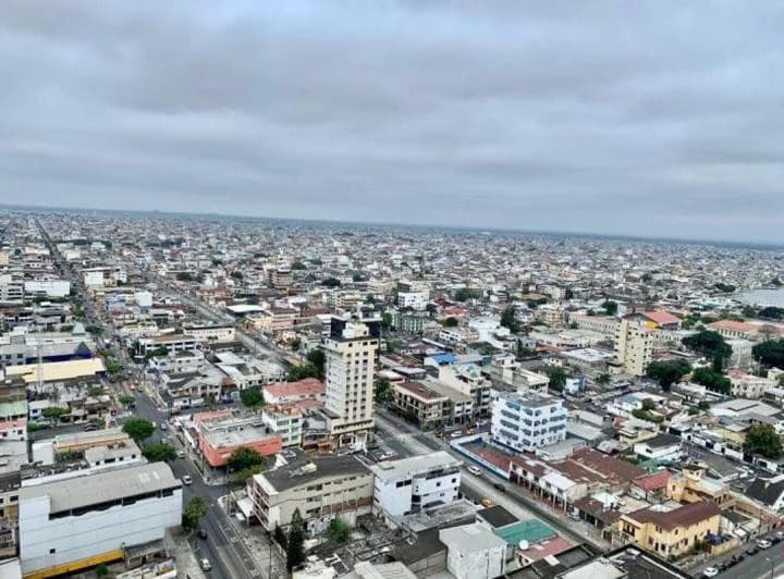 En Venta Oficina en Edifico Finansur Sin Amoblar/no Divisiones - Mae. Recalde, Guayas — imagen 1