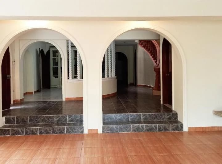 Vendo Casa Independiente Vivienda /empresas Quito Tenis Bajo Sector La "Y" — imagen 1