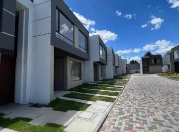Tumbaco, Casa Independiente en Venta con Jardín, en Exclusivo Conjunto C17 — imagen 5