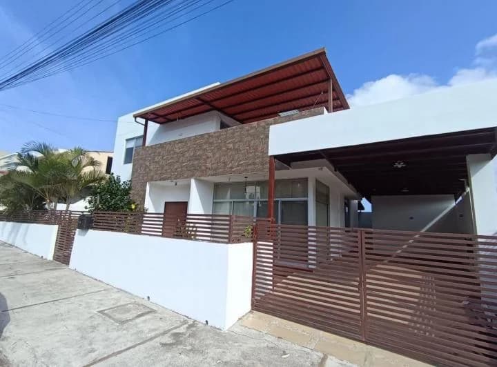 Casa en Venta, Amplia, 5 Dorm., Urb. Manta Beach, Manabí — imagen 1