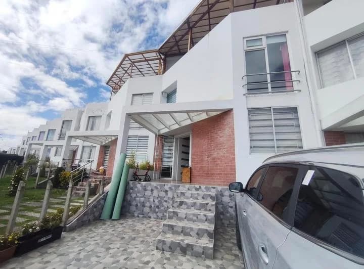 Casa 3 Plantas Paseos del Pichincha Remodelada con Ampliación — imagen 1