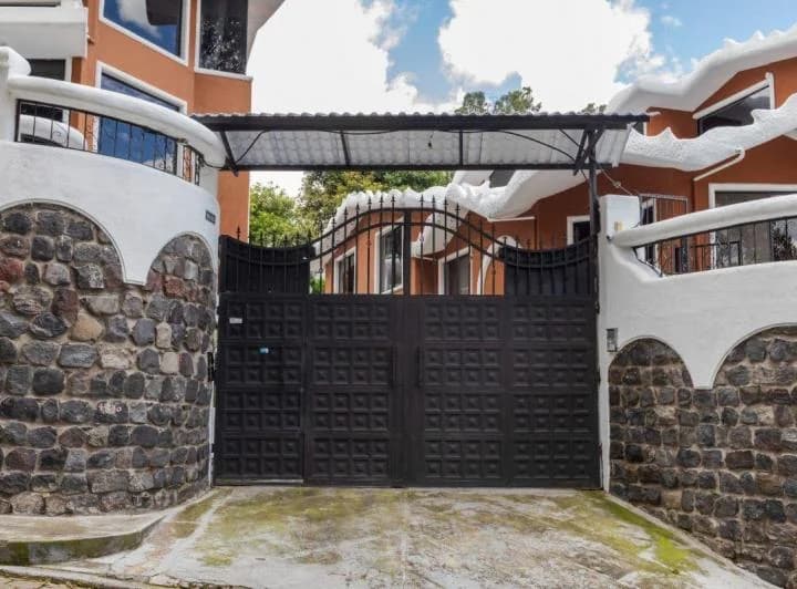Espectacular Propiedad 1.428 m² de Terreno y 676 m² de Construccion - Alangasi — imagen 1