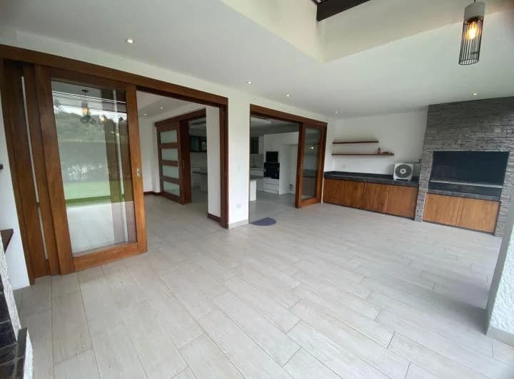 Venta de Casa 4 Dorm., en Urbanizacion, Diseño Doble Altura, Nayon — imagen 1
