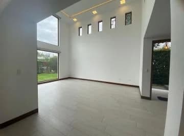 Venta de Casa 4 Dorm., en Urbanizacion, Diseño Doble Altura, Nayon — imagen 4