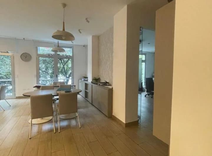 Oficina Comercial Amoblada de Venta en Cumbayá 121 m² — imagen 1