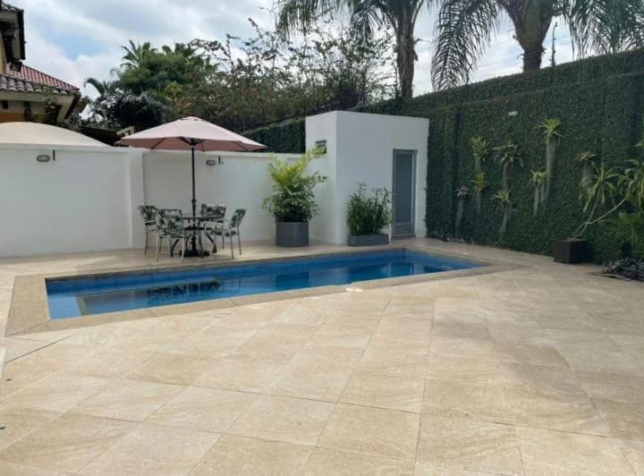Casa con 570 m² Terreno, 4 Recámaras Mas Suite en Venta en Samborondón, Guayas — imagen 1