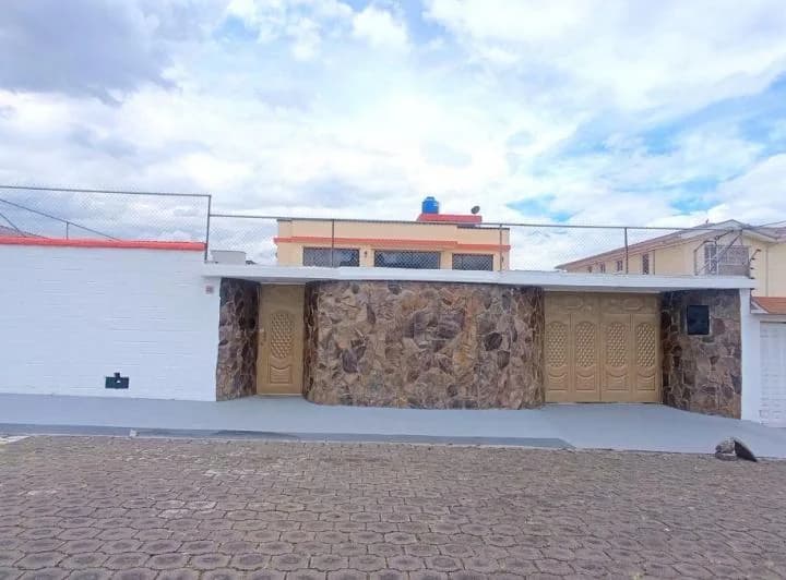 Vendo Casa, 4 Dorm., con Jardin, Seguridad, Urb. San Francisco, Sangolqui — imagen 1